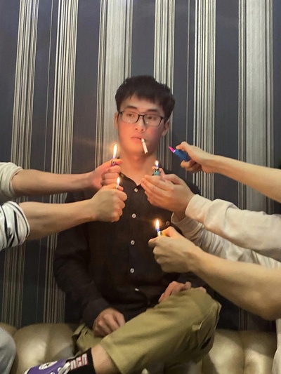 模仿电影场景拍张照的图片-这个有几分