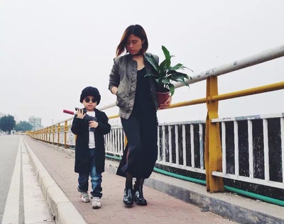 模仿电影场景拍张照的图片-我和little5年前的合影<br>“这个杀手太little”