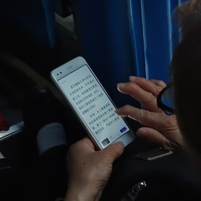 公交观察日记的图片-查过了，奶奶看的是《天价宠婚》