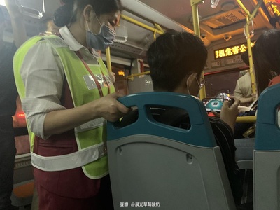 公交观察日记的图片-去年拍的，售票员给乘客支招，讨论了两站地怎么出牌。我在后面听得好欢乐。