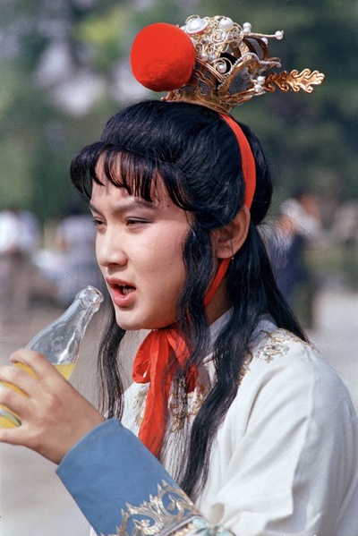 你所知道的电影冷知识的图片-四大名著的花絮：<br>贾宝玉喝北冰洋<br>关羽抽烟<br>唐僧开车<br>林冲鲁智深看球