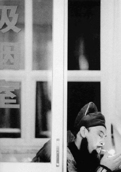 你所知道的电影冷知识的图片-四大名著的花絮：<br>贾宝玉喝北冰洋<br>关羽抽烟<br>唐僧开车<br>林冲鲁智深看球