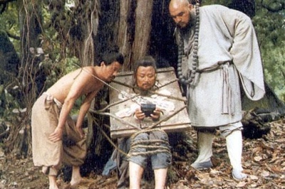 你所知道的电影冷知识的图片-四大名著的花絮：<br>贾宝玉喝北冰洋<br>关羽抽烟<br>唐僧开车<br>林冲鲁智深看球