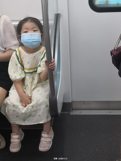 公交观察日记的图片-大人们都在玩手机，小孩在观察世界。