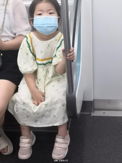 公交观察日记的图片-大人们都在玩手机，小孩在观察世界。