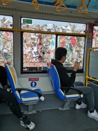 公交观察日记的图片-经过一辆垃圾车