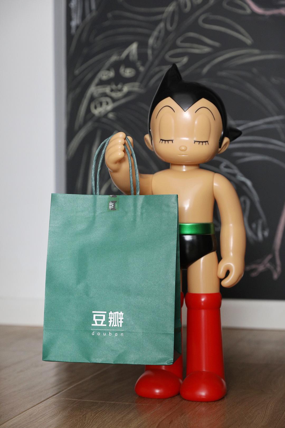 生活中的cozy时刻的图片-叮咚！你的「豆瓣电影日历2022」已送达。一年又一年，谢谢@豆瓣豆品 。<br><br>最后准备了9份小礼物，将会从转发这条广播的朋友中随机抽出3位，每人获得其中3件（随机发出，不可挑选指定），9月22日11:00开奖，在评论区公布中奖名单。