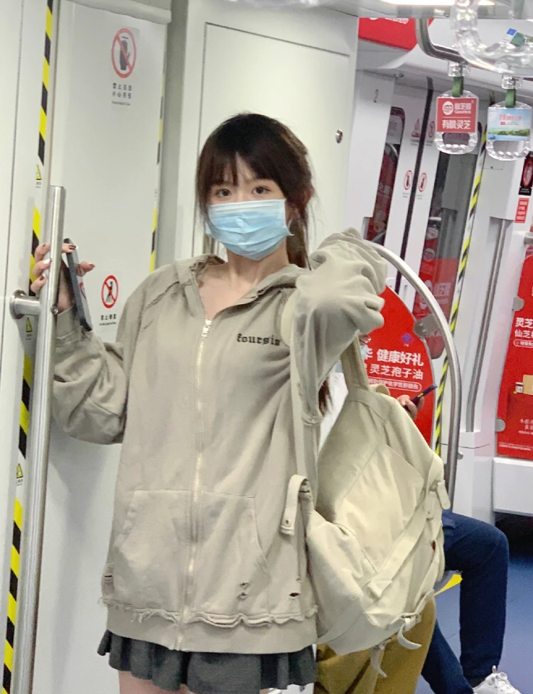 地铁里的自我审视的图片-还没毕业的那个去读书的时候，被闺蜜偷拍的。