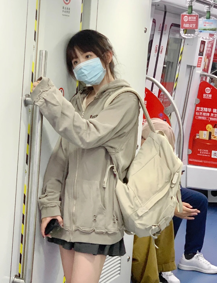地铁里的自我审视的图片-还没毕业的那个去读书的时候，被闺蜜偷拍的。
