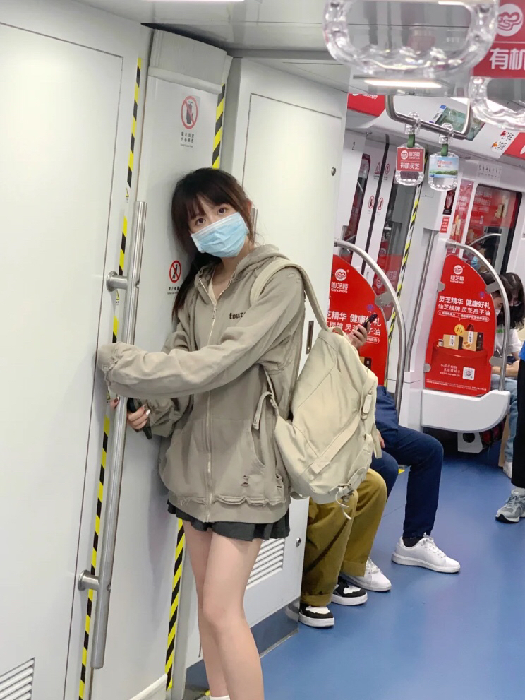 地铁里的自我审视的图片-还没毕业的那个去读书的时候，被闺蜜偷拍的。