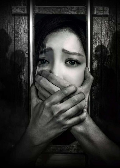 行李箱里的少女的海报-正式海报