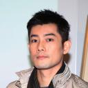 施易男