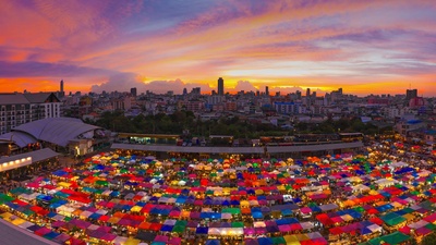 (20160713)的图片-拉差达的火车夜市，泰国曼谷  (© FUN FUN PHOTO/Shutterstock)