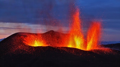 (20161025)的图片-爆发中的艾雅法拉火山，冰岛 (© moodboard/Cultura/Getty Images)