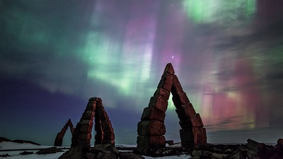 (20161109)的图片-北极地区Raufarhöfn上空的斑斓极光，冰岛 (© Stian Rekdal/Nimia)