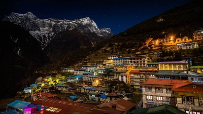 (20170114)的图片-在南崎巴札小镇上方矗立的Kongde Ri山峰，萨加玛塔国家公园，尼泊尔 (© Andrew Peacock/Aurora Photos)