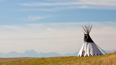 (20170424)的图片-一个圆锥形帐篷，加拿大艾伯塔省南部 (© ImagineGolf/Getty Images)