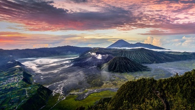 (20170527)的图片-浓烟滚滚的布罗莫火山，印度尼西亚爪哇岛东部 (© Shutterstock)