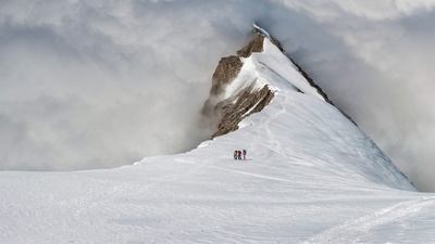 (20170609)的图片-伯尔尼兹阿尔卑斯山脉上的登山队员，瑞士 (© Alun Richardson/plainpicture)