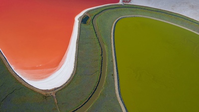 (20170715)的图片-旧金山湾的盐蒸发池，美国加利福尼亚州 (© Jason Hawkes/REX/Shutterstock)