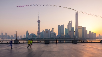 (20170923)的图片-【今日秋分】清晨以风筝为伴晨跑中的人，中国上海 (© Kiszon Pascal/Getty Images)