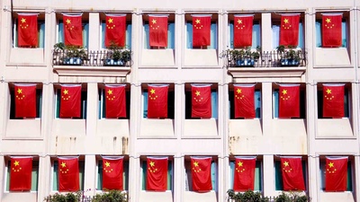 (20171001)的图片-国庆节期间街道上飘扬的五星红旗，中国深圳 (© Bartlomiej Magierowski/Alamy Stock Photo)