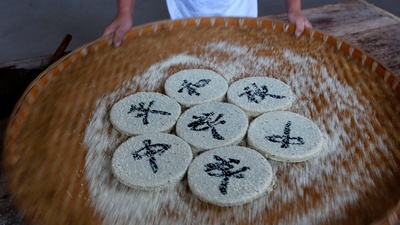 (20171004)的图片-安徽糕点艺术家制作的手工徽式月饼，中国黄山 (© amy Stock Photo)