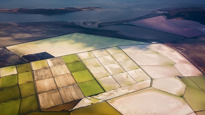 (20171019)的图片-大盐湖的太阳能蒸发池，美国犹他州 (© Robert L. Potts/Offset)