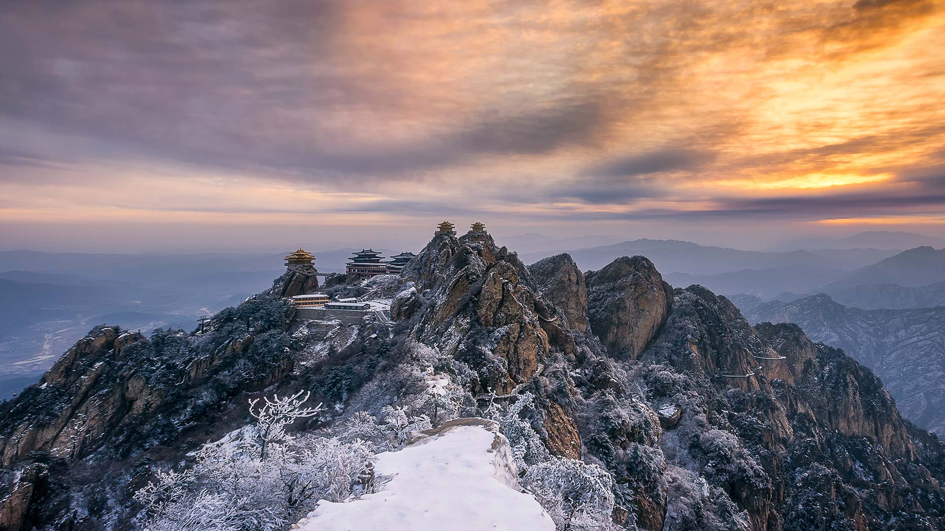 (20171122)的图片-【今日小雪】老君山山顶上的寺庙夕阳美景，中国河南省洛阳市  (© SergeyOrlov/Design Pics/plainpicture)
