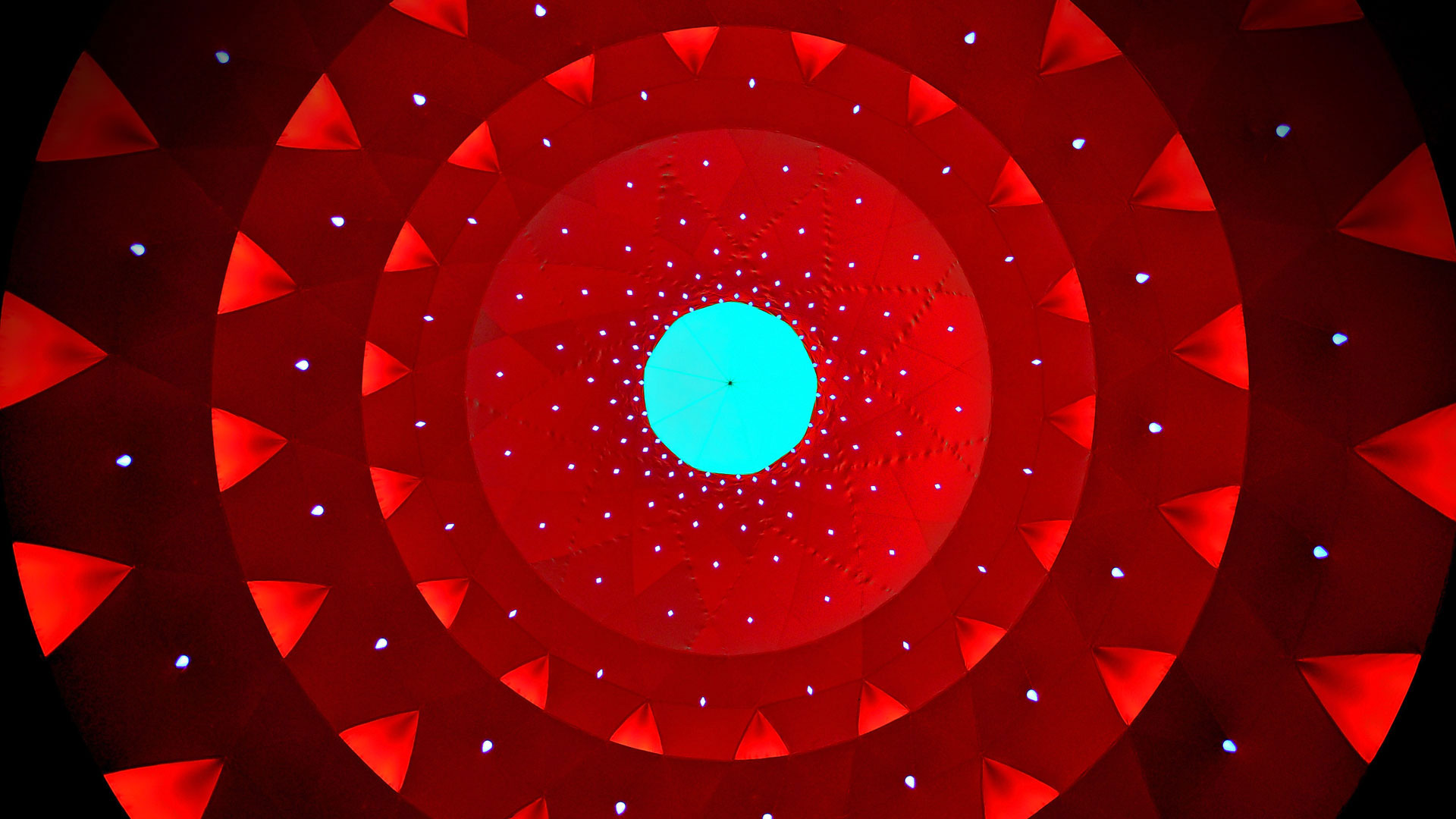 (20171124)的图片-由Architects of Air制造的充气雕塑“Katena Luminarium” (© Shirlaine Forrest/WireImage/Getty Images)