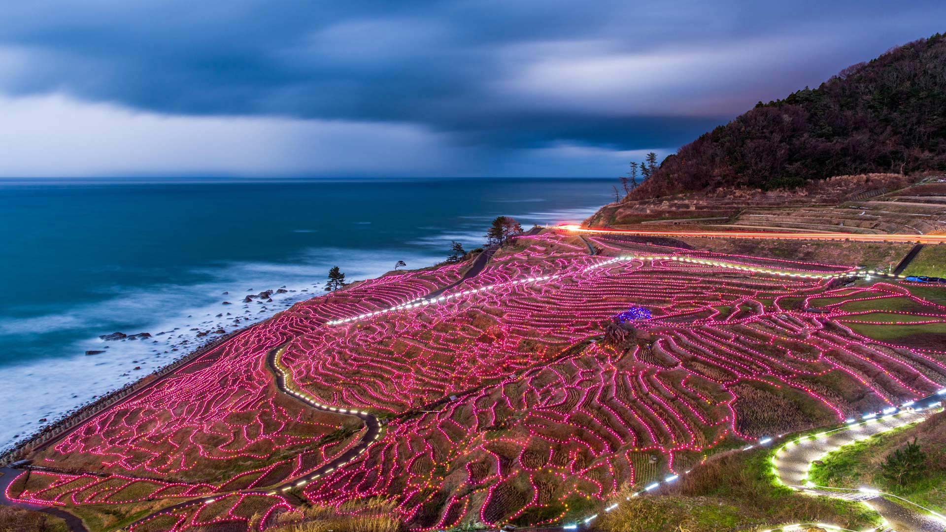 (20171128)的图片-灯光装点的水稻梯田，日本轮岛 (© Sean Pavone/Alamy)