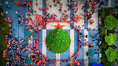 (20171223)的图片-旧金山联合广场的圣诞老人大会活动，美国加利福尼亚州 (© Mint Images/Aurora Photos)