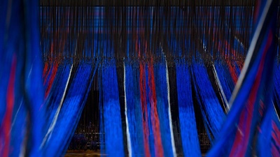 (20180102)的图片-织布机上的花呢格纹布，苏格兰爱丁堡 (© AA World Travel Library/Alamy)