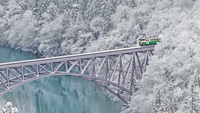 (20180120)的图片-【今日大寒】一列穿越三岛村附近只见川的火车，日本 (© Nuttapoom Amornpashara/Getty Images)