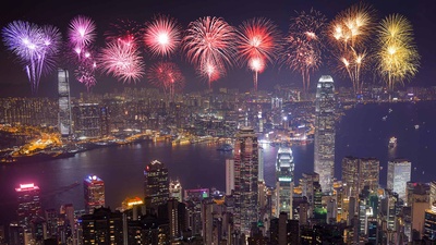 (20180215)的图片-【今日除夕】璀璨烟花迎新年，中国香港 (©Thanapol Kuptanisakorn/ Alamy Stock Photo)