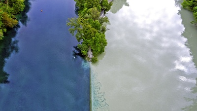 (20180407)的图片-流入罗纳河的阿尔沃河，瑞士日内瓦 (© Capchure/Getty Images)