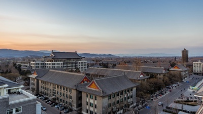 (20180504)的图片-【北京大学120周年校庆】中国最有声望的学府之一北京大学日落时的鸟瞰图（© Dong Wenjie/Getty Images）