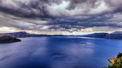 (20180522)的图片-火山口湖国家公园上方的乌云，美国俄勒冈州 (© Joseph Giacalone/SuperStock)