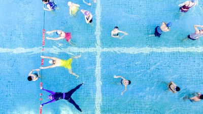 (20180601)的图片-【六一儿童节】孩子们在泳池嬉戏，中国九江（© Visual China Group/Getty）