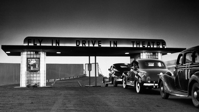 (20180606)的图片-抵达沃尔镇Fly-in Drive-in剧场的观众，美国新泽西州 (© Martha Holmes/Time Life Pictures/Getty Images)