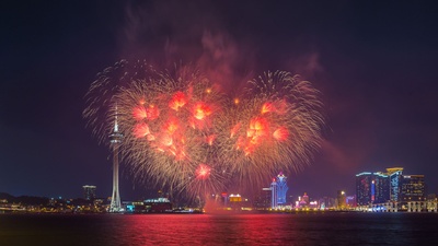 (20180817)的图片-【今日七夕】红色的心形烟火，中国澳门（© coolbiere photograph/Getty Images）