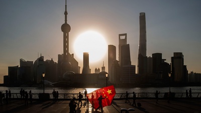 (20181001)的图片-【今日国庆节】放国旗风筝的人，中国上海 (© Qilai Shen/Bloomberg via Getty Images)