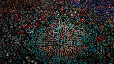 (20181007)的图片-第26届叠人塔大赛的选手们， 西班牙塔拉戈纳 (© Xinhua/Pau Barrena/Getty Images)