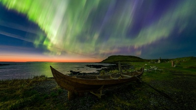 (20181125)的图片-在划艇上方的北极光，加拿大纽芬兰 (© Adam Woodworth/Aurora Photos)