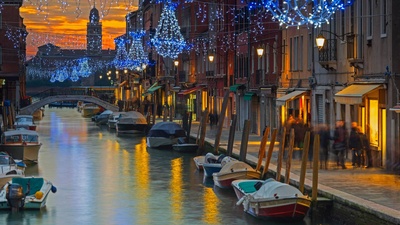 (20181216)的图片-运河旁的节日装饰品，意大利穆拉诺岛 (© John Warburton-Lee/DanitaDelimont.com)