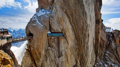 (20190223)的图片-一处贯穿山峰的栈道，法国夏蒙尼 (© Jakub Połomski/Offset)