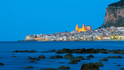 位于地中海的切法卢，意大利西西里岛 (© Tuul & Bruno Morandi/eStock Photo)(20190306)的图片-位于地中海的切法卢，意大利西西里岛 (© Tuul & Bruno Morandi/eStock Photo)