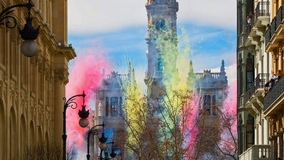 市政厅广场上庆祝圣何塞节的烟花，西班牙巴伦西亚 (© Helena G.H/Shutterstock)(20190319)的图片-市政厅广场上庆祝圣何塞节的烟花，西班牙巴伦西亚 (© Helena G.H/Shutterstock)