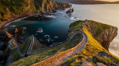 通往圣胡安·加兹特鲁加特的道路，西班牙巴斯克 (© Anton Petrus/Moment/Getty Images)(20190414)的图片-通往圣胡安·加兹特鲁加特的道路，西班牙巴斯克 (© Anton Petrus/Moment/Getty Images)