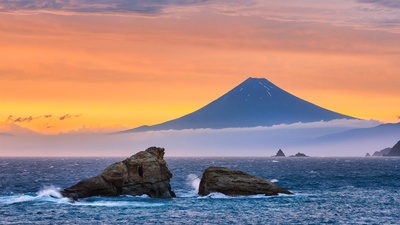 富士山和双岩，日本松崎 (© Tommy Tsutsui/Getty Images)(20190715)的图片-富士山和双岩，日本松崎 (© Tommy Tsutsui/Getty Images)